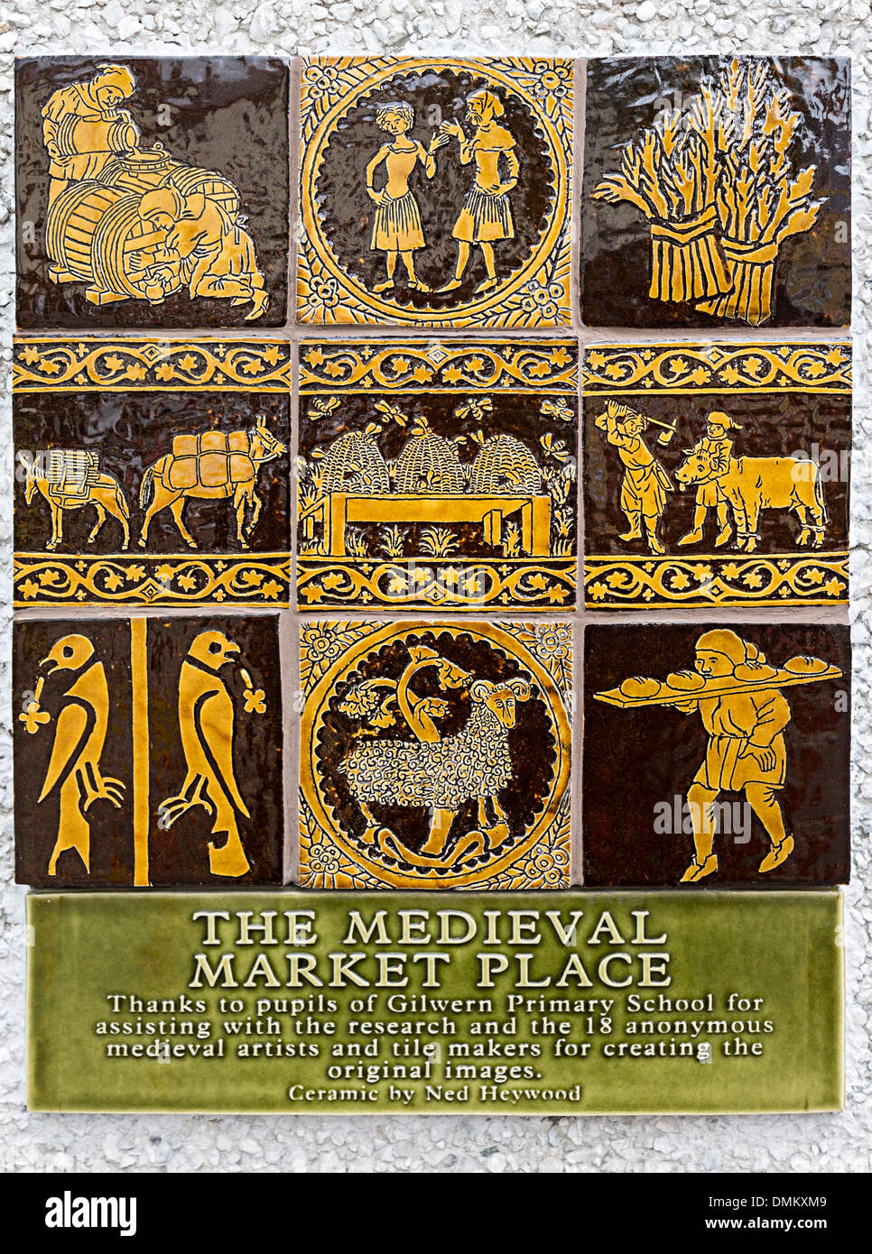 Mittelalterlichen Marktplatz Keramik Gedenktafel an Wand, Abergavenny, Wales, UK Stockfoto