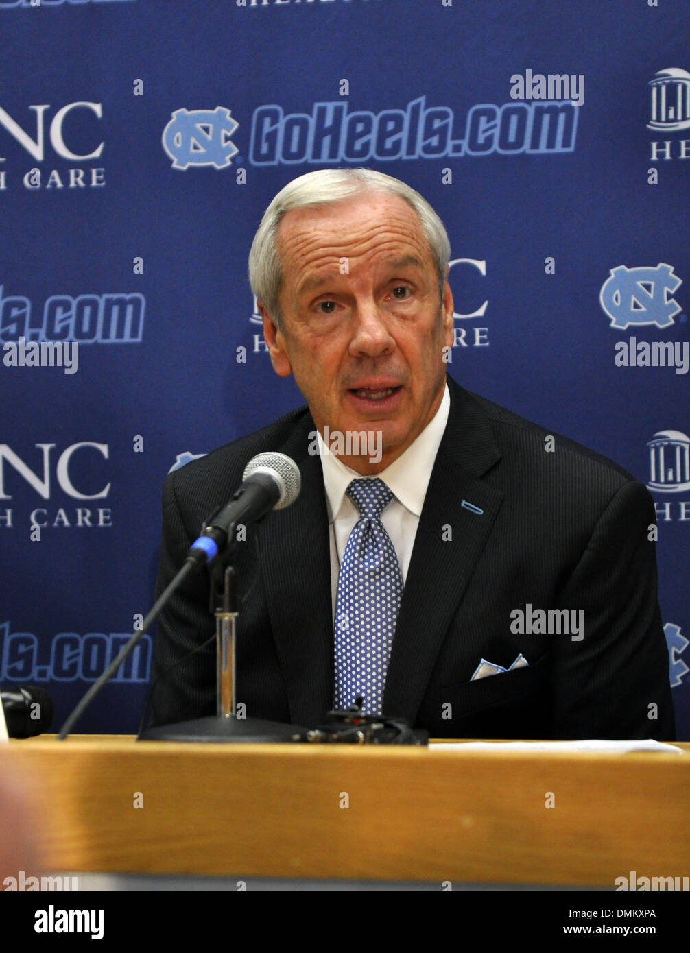 Chapel Hill, North Carolina, USA. 14. Dezember 2013. University of North Carolina Coach ROY WILLIAMS bei einer Post Spiel Pressekonferenz am Dean Smith Center. UNC besiegte Kentucky 82-77. © Tina Fultz/ZUMAPRESS.com/Alamy Live-Nachrichten Stockfoto