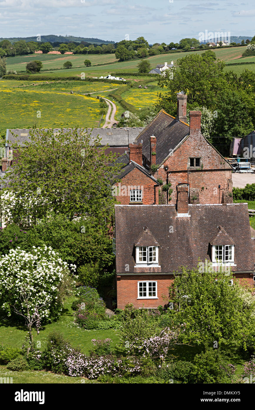 Aus rotem Backsteinhaus und Hof in Landschaft, Raglan, Wales, UK Stockfoto