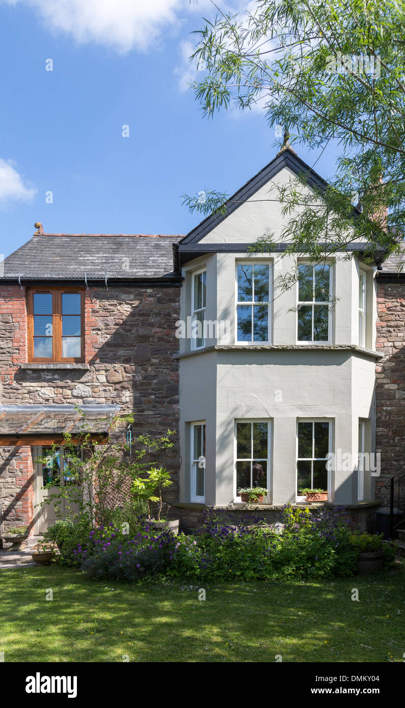 Erker auf Stein gebautes Haus, Wales, UK Stockfoto