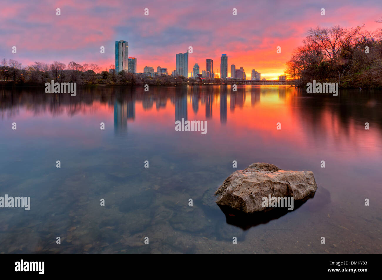 Lady Bird Lake zeigt die Reflexionen des hohen steigt auf die Skyline von Austin bei Sonnenaufgang an einem kühlen Dezembermorgen. Stockfoto