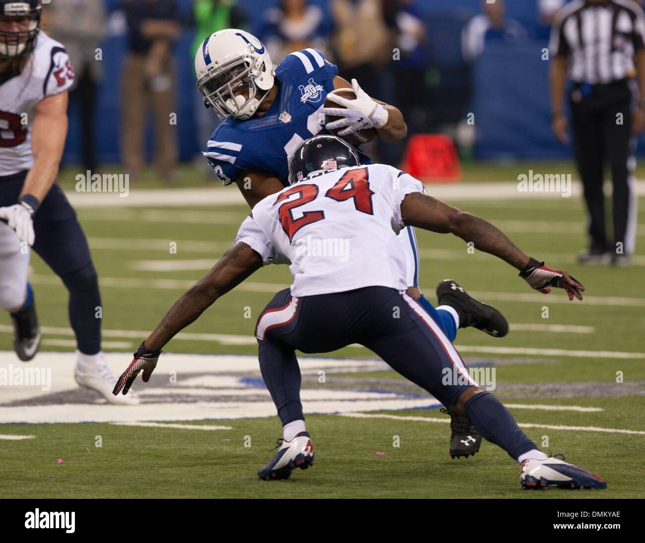 Indianapolis, IN, USA. 15. Dezember 2013. Houston Texans Cornerback Johnathan Joseph (24) sieht Bewältigung Indianapolis Colts Runningback Tashard Wahl (43) während die NFL-Spiel zwischen den Houston Texans und die Indianapolis Colts im Lucas Oil Stadium in Indianapolis, IN. Die Indianapolis Colts besiegte die Houston Texans 25-3. Bildnachweis: Csm/Alamy Live-Nachrichten Stockfoto