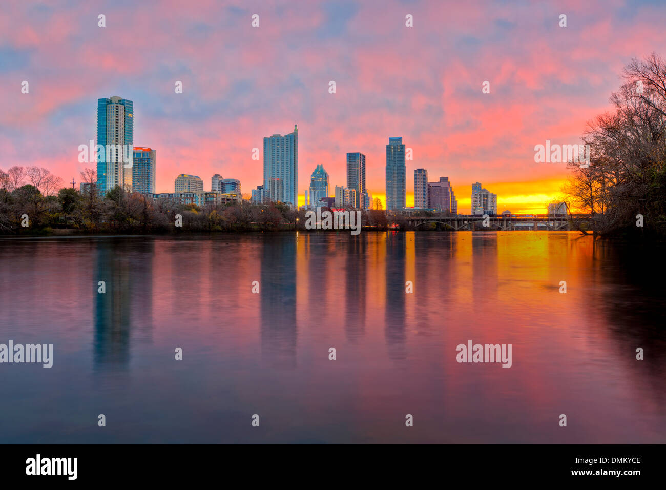 Die Skyline von Austin spiegelt sich in den Gewässern der Lady Bird Lake auf einen Sonnenaufgang am frühen Morgen. Stockfoto
