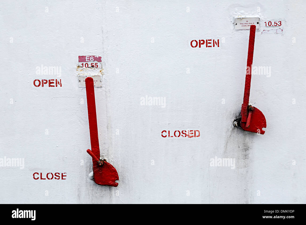 Hebel mit offenen und geschlossenen Zeichen auf Fähre UK Stockfoto