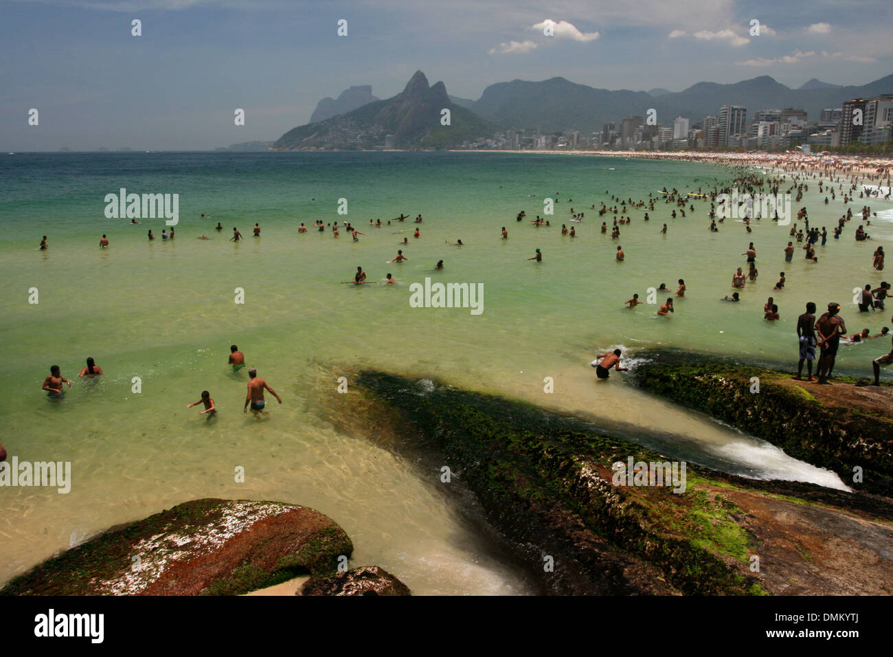 Sonnenanbeter genießen Arpoador Beach auf einem sonnigen und ruhigen Meer Frühlingstag. Rio De Janeiro, Brasilien. Stockfoto