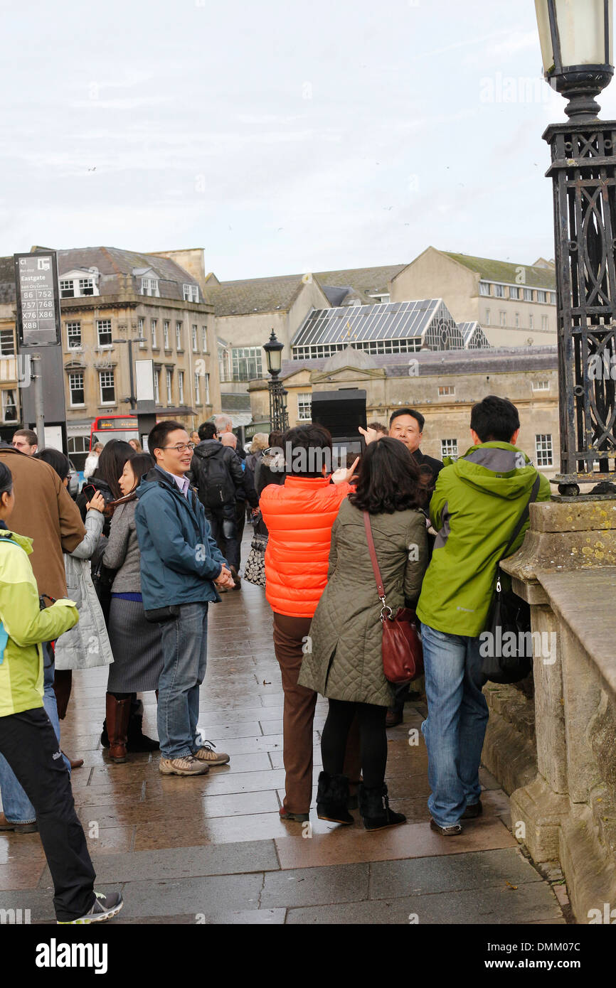 Touristen fotografieren in der Stadt Bath, England, Dezember 2013 Stockfoto