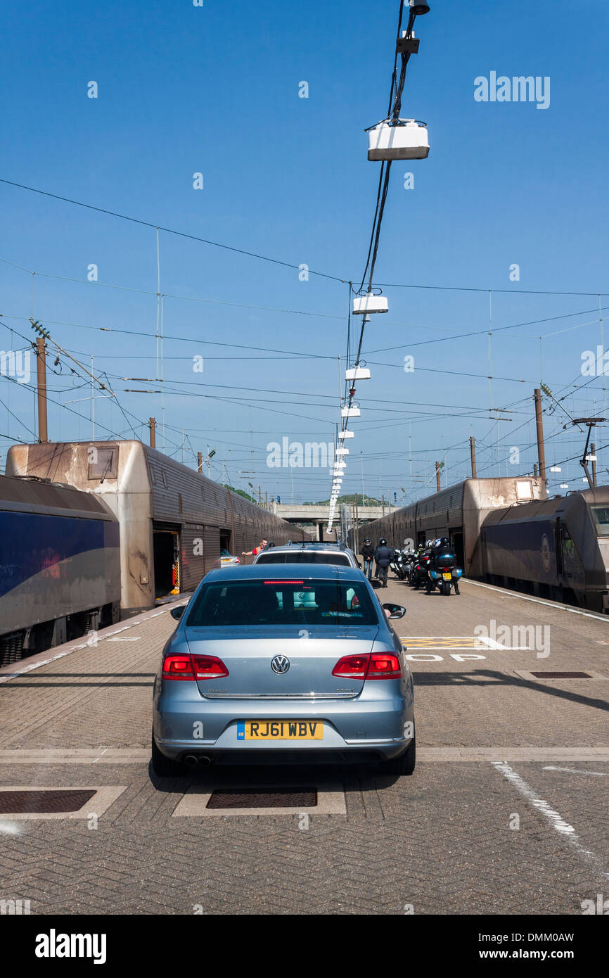 Autos, die den Eurotunnel Cross-Channel-Zug zwischen England und Frankreich. Folkstone, England, GB, UK. Stockfoto