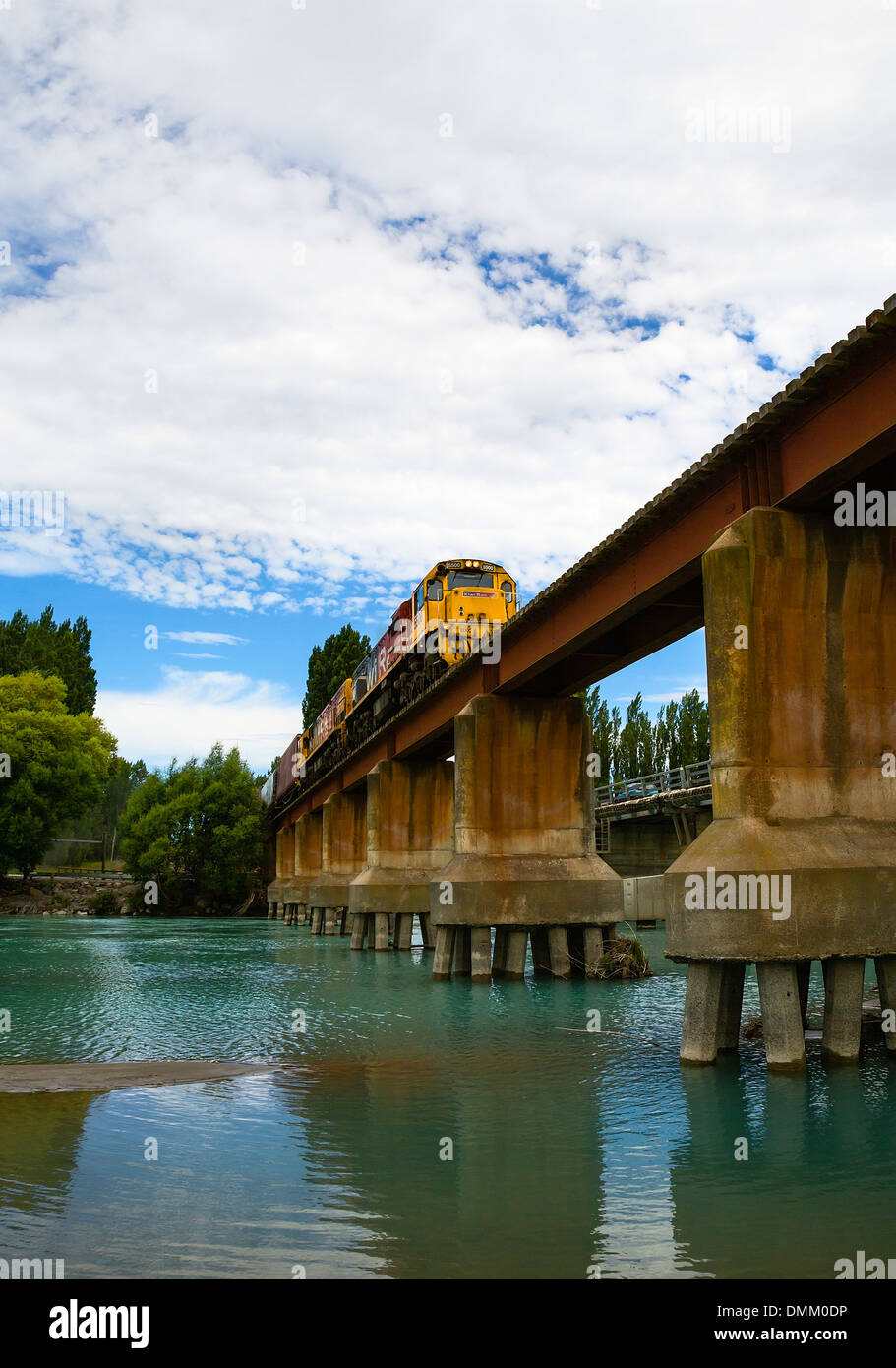 KiwiRail Zug auf einer Brücke über den Waimakariri River, in der Nähe von Christchurch, Canterbury, Südinsel, Neuseeland Stockfoto