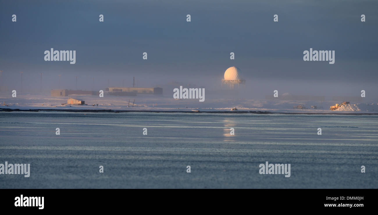 Dew Line Radarstation auf Tausch Insel mit Nebel über Kaktovik Alaska USA auf der Beaufort-See arktische Ozean Stockfoto