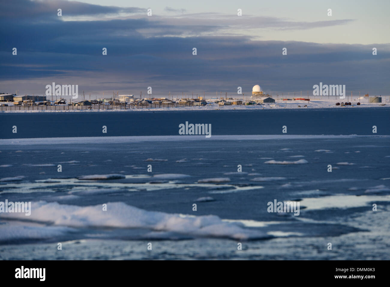 Eis und Schnee auf Kaktovik Lagune mit Eskimo-Häuser und DEW Line Station am Barter Island Alaska USA auf der Beaufort-See arktische Ozean Stockfoto