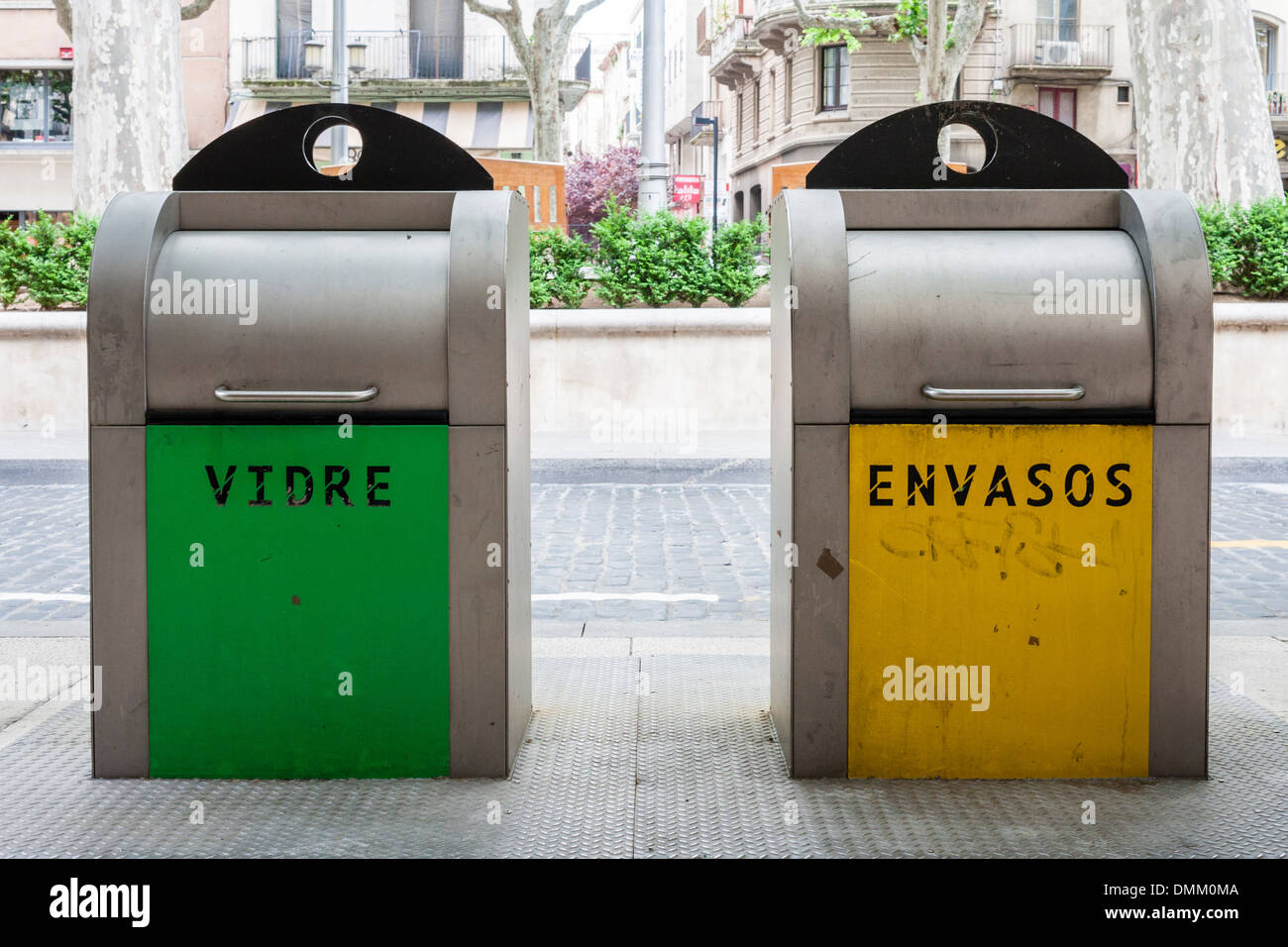 Farbige Kästen auf der Straße für die Verwertung von Abfällen mit Zeichen auf Katalanisch. Figueres, Spanien, Europa. Stockfoto