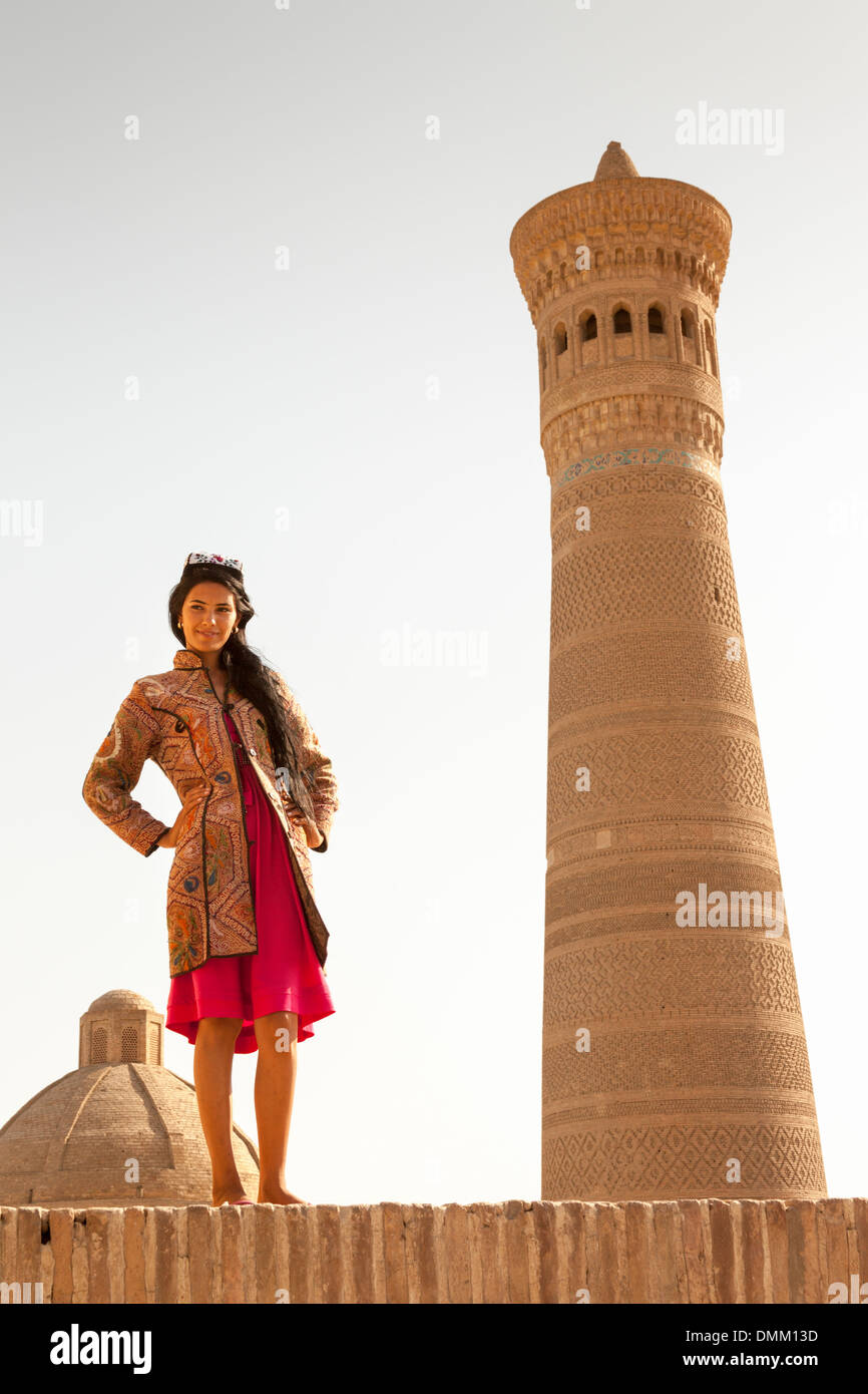 Junge Frau neben Kalon Minarett Kalon Moschee, auch bekannt als Kalyan Moschee, Poi Kalon, Buchara, Usbekistan Stockfoto