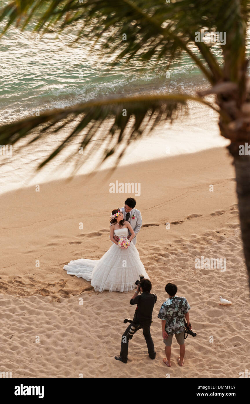 Brautpaare in Hochzeit Fotos auf Kaimana Beach (auch als Sans Souci Strand bekannt), Honolulu, Hawaii. Stockfoto