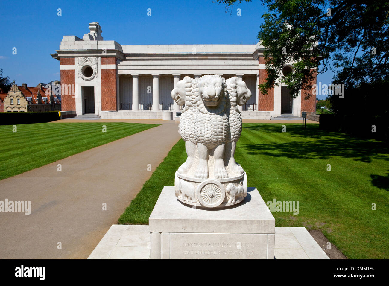 Eine Gedenkstätte für die indischen Soldaten im ersten Weltkrieg in Flandern gekämpft. Dahinter befindet sich das Menentor. Stockfoto