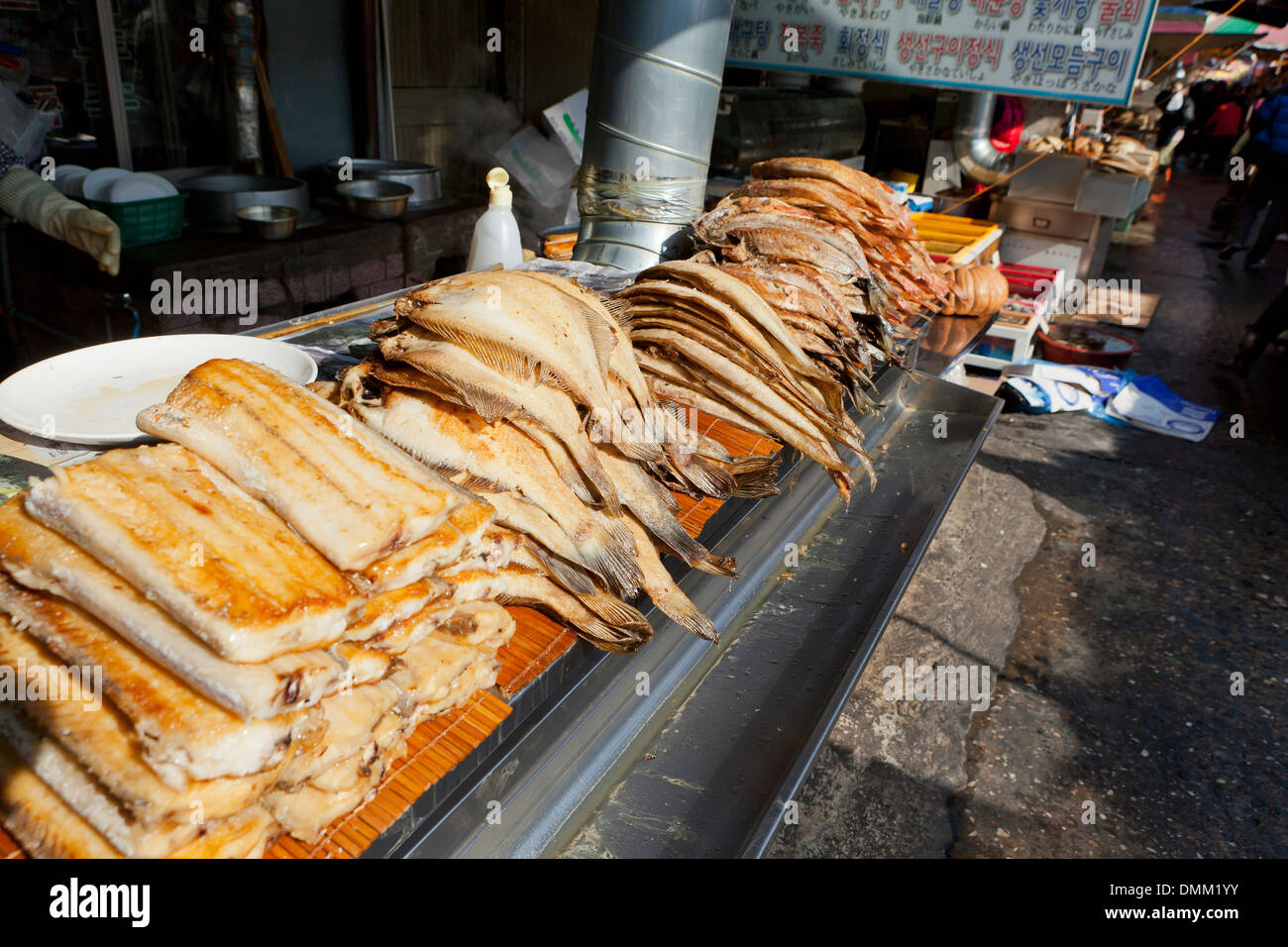 Gebratener ganzer Fisch auf dem Display an Dongnae Shijang (traditionelle outdoor-Markt) - Busan, Südkorea Stockfoto