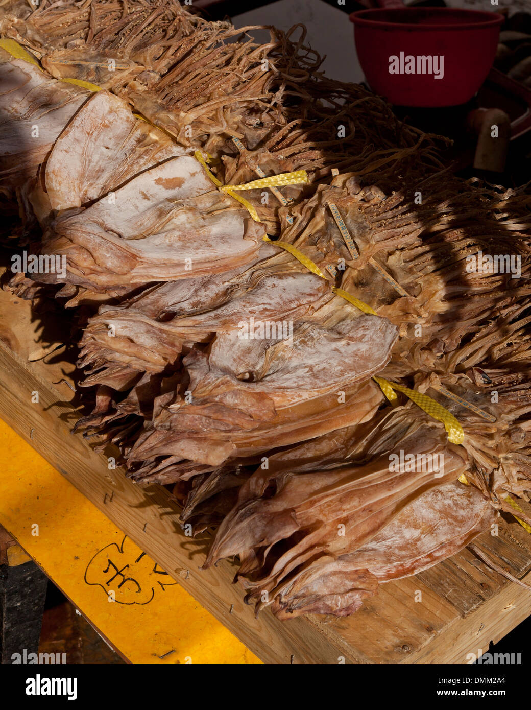 Bündel von getrockneten ganzen Tintenfisch am Jagalchi Shijang (traditionelle outdoor-Markt) - Busan, Südkorea Stockfoto