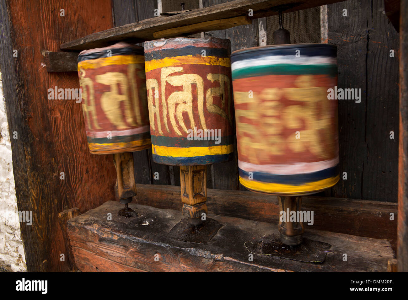 Bhutan, Bumthang Valley, Jambey Lhakang, Kloster, Gebetsmühlen drehen Stockfoto