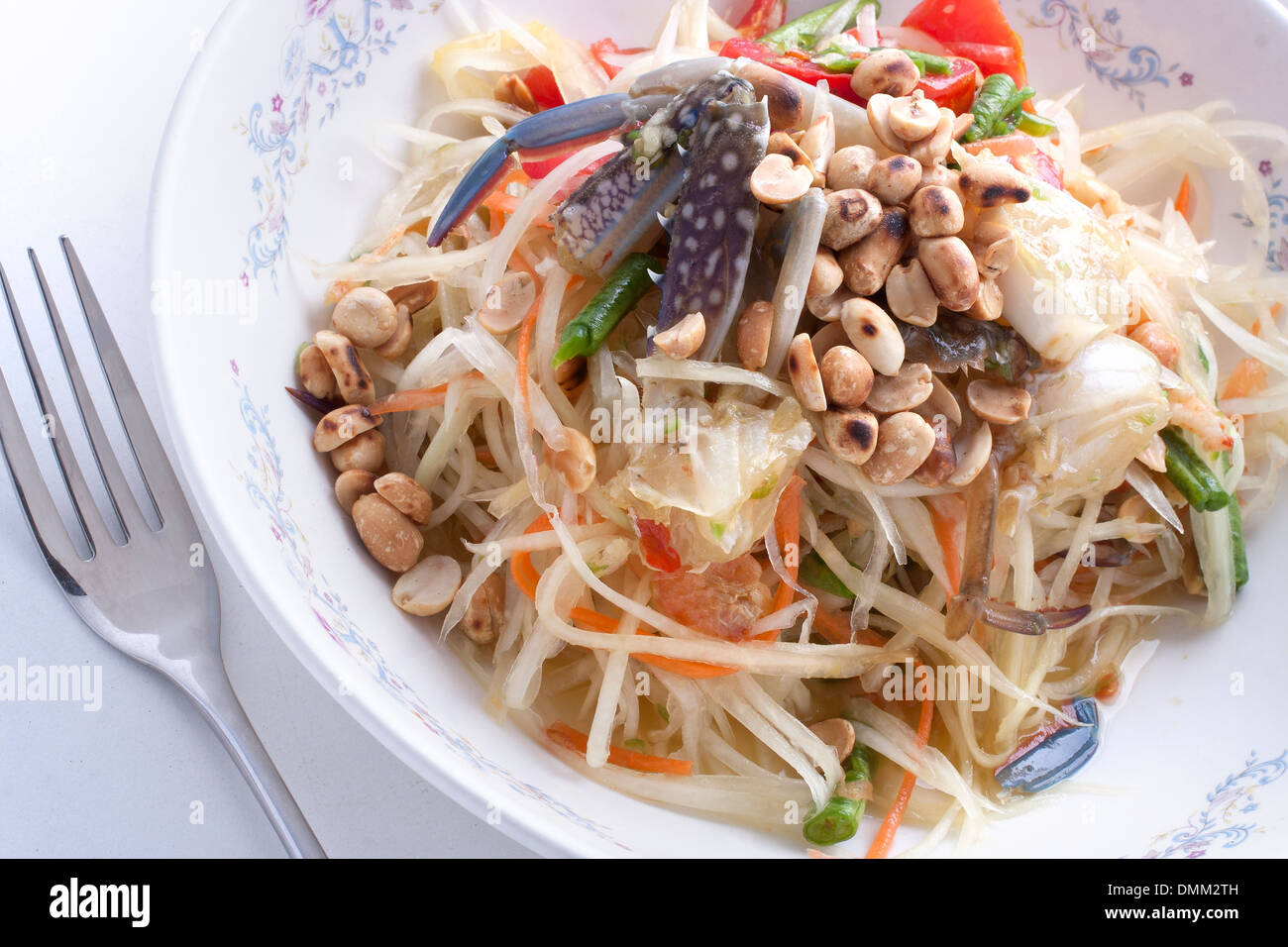 Som Tam Pu, ein Thai grüne Papaya-Salat mit brined Krabben ...