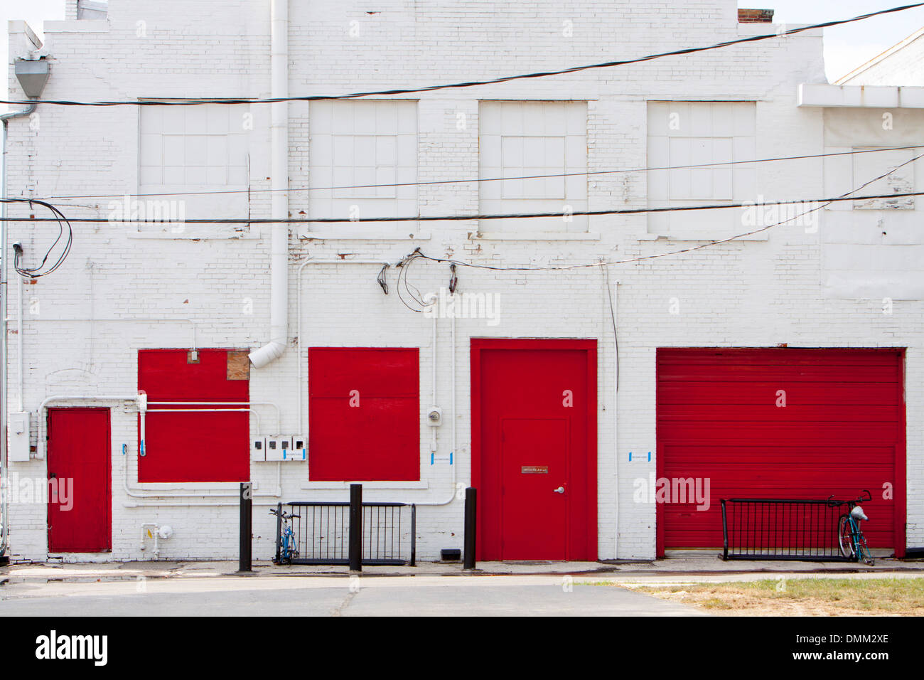 Rote Türen und Fenster auf der Rückseite ein weißes Gebäude in Columbus, Ohio, USA. Stockfoto
