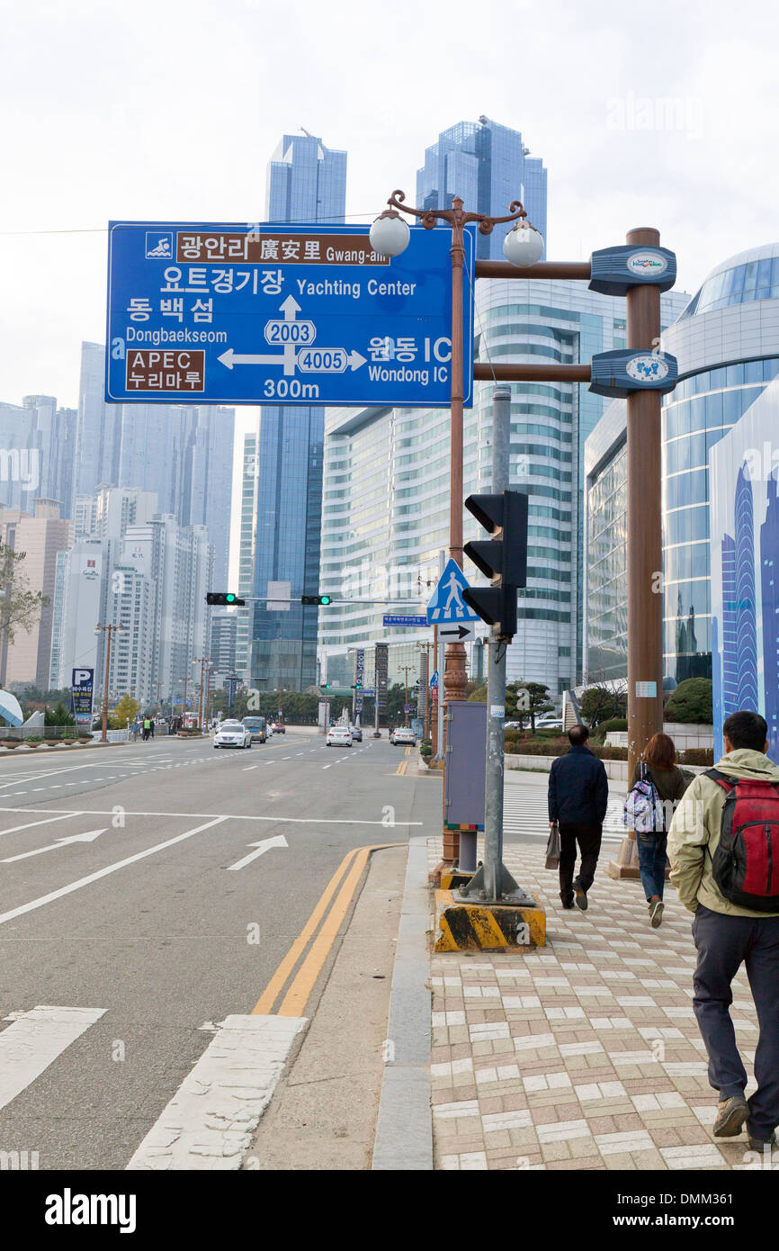 Blaue gerichteten Verkehrszeichen - Busan, Südkorea Stockfoto