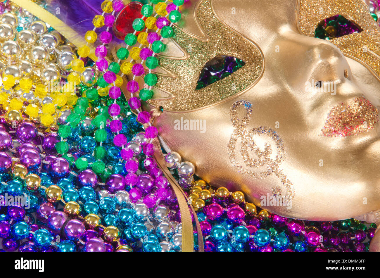 Festliche Karneval Perlen und eine goldene Maske Stockfoto