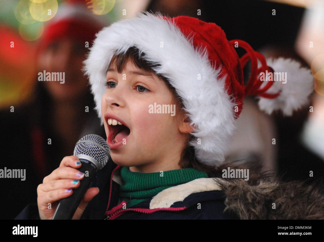 Vancouver, Kanada. 15. Dezember 2013. Ein Mädchen singt Weihnachtslieder im Rahmen einer jährlichen Familien freundliche Veranstaltung genannt Vancouvers größte Christmas Carol Singalong in Vancouver, Kanada, 15. Dezember 2013. Hunderte von Menschen zeigte sich bei der Veranstaltung, die 10 Tage vor Weihnachten zu markieren. Bildnachweis: Sergei Bachlakov/Xinhua/Alamy Live-Nachrichten Stockfoto