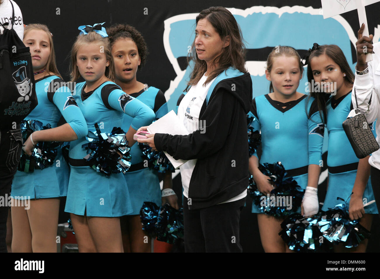 25. Oktober 2009: Young Carolina Panther Cheerleader Fdor bereiten die Halbzeit-Show. Die Buffalo Bills besiegte die Carolina Panthers 20-9 bei Bank of America Stadium in Charlotte, North Carolina. (Kredit-Bild: © Southcreek Global/ZUMApress.com) Stockfoto