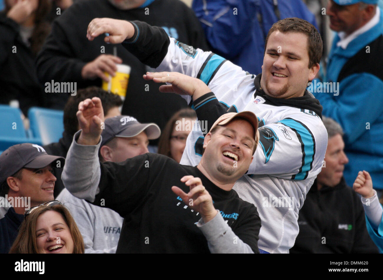 25. Oktober 2009: Carolina Panther Fans feiern eine Sicherheit.  Die Buffalo Bills besiegte die Carolina Panthers 20-9 bei Bank of America Stadium in Charlotte, North Carolina. (Kredit-Bild: © Southcreek Global/ZUMApress.com) Stockfoto