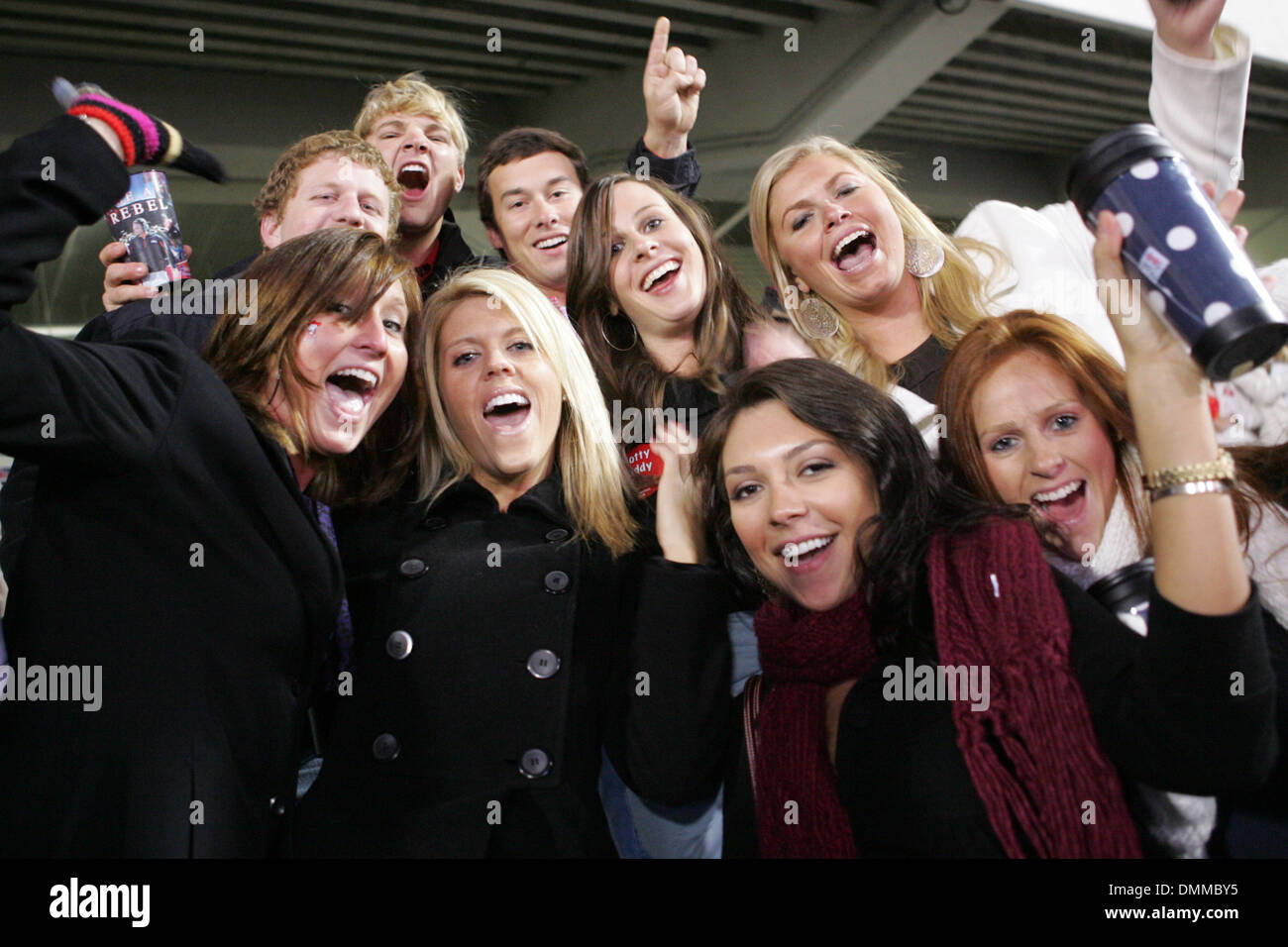 17. Oktober 2009: Ole Miss Fans während der Spielaktion im Spiel zwischen den UAB Blazers und der Ole Miss Rebellen Vaught Hemingway-Stadion in Oxford, MS gespielt wird.  Der Ole Miss Rebellen besiegt die UAB Blazers 48-13. . Obligatorische Credit: Fichte Derden / Southcreek Global (Kredit-Bild: © Southcreek Global/ZUMApress.com) Stockfoto