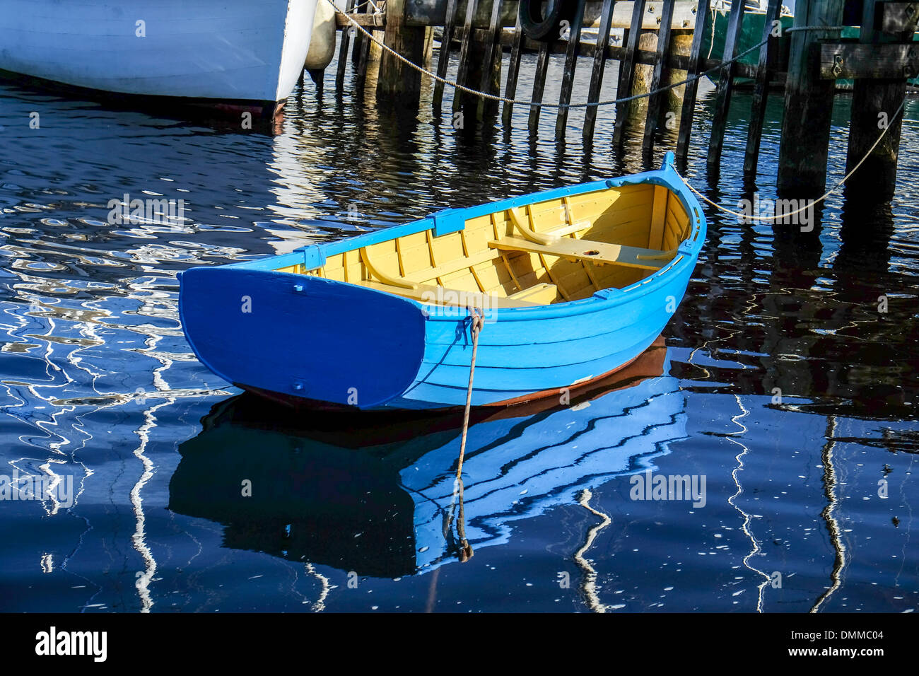 Blau lackierten traditionellen hölzernen Beiboot festgemacht an der hölzernen Boot School Franklin in Tasmanien Stockfoto
