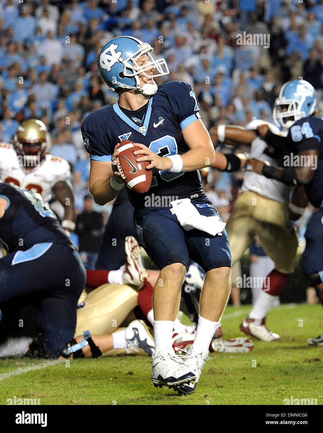 22. Oktober 2009 - Chapel Hill, North Carolina; USA - Carolina Tarheels (13) TJ YATES als die Florida State Seminols besiegt die University of North Carolina Tarheels im College-Football mit einem Endstand von 30-27, wie sie im Kenan Stadium in Chapel Hill gespielt. Copyright 2009 Jason Moore. (Kredit-Bild: © Jason Moore/ZUMA Press) Stockfoto