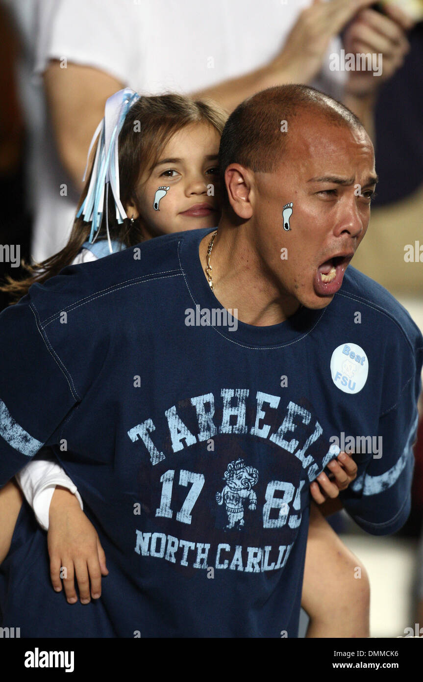 22. Oktober 2009: University of North Carolina Fans jubeln für ihr Team. Die Florida State Seminoles besiegte die University of North Carolina-Tarheels 30-27 Kenan Stadium in Chapel Hill, North Carolina. (Kredit-Bild: © Southcreek Global/ZUMApress.com) Stockfoto