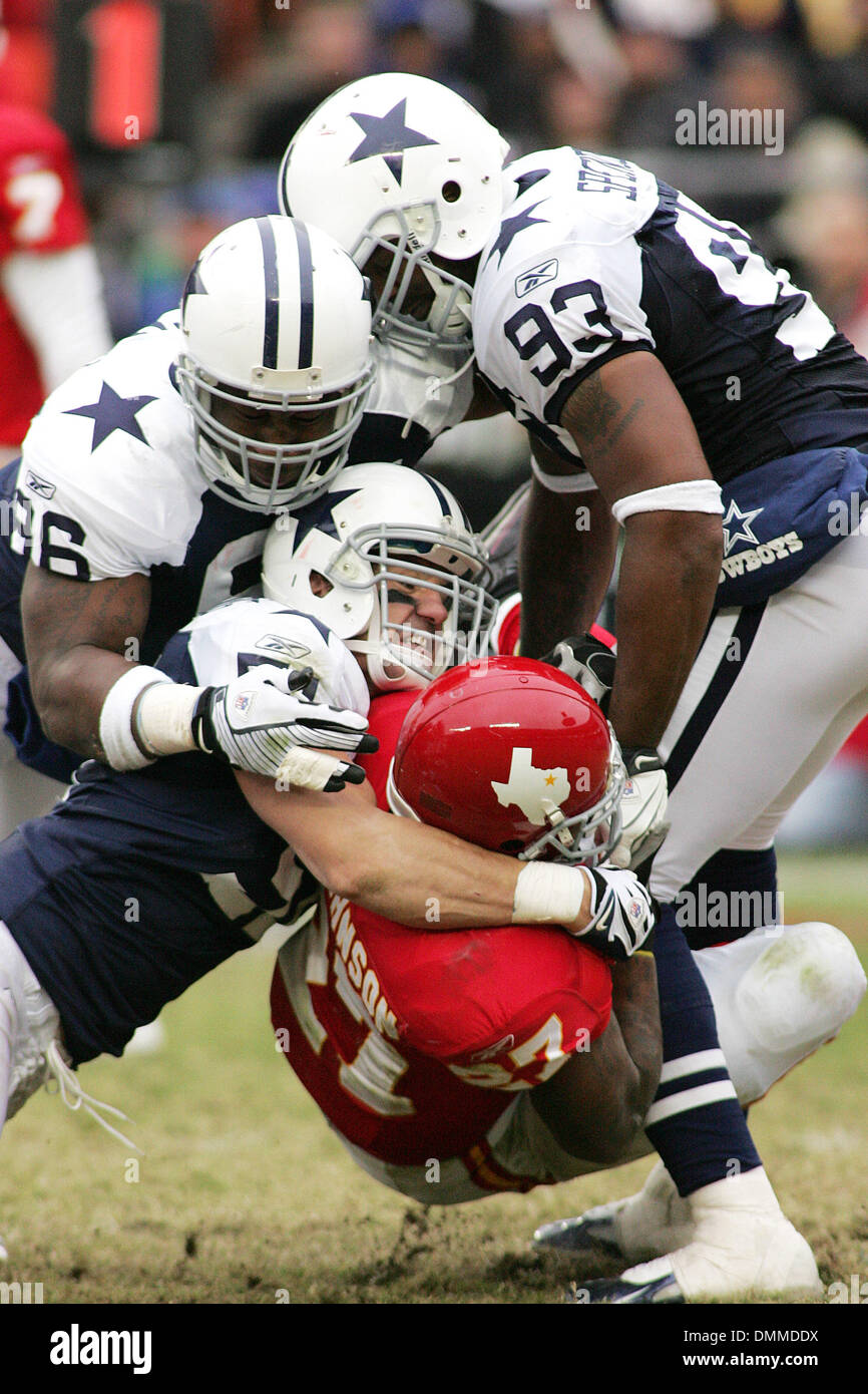 11. Oktober 2009: Kansas City Chiefs Runningback Larry Johnson von Dallas Cowboys Linebacker Anthony Spencer (93), Dallas Cowboys Linebacker Keith Brooking (51), gestürzt und Dallas Cowboys defensive End Marcus Spears (96) während der Cowboy ist 26-20 Sieg über die Chiefs am Arrowhead Stadium. (Kredit-Bild: © Southcreek Global/ZUMApress.com) Stockfoto