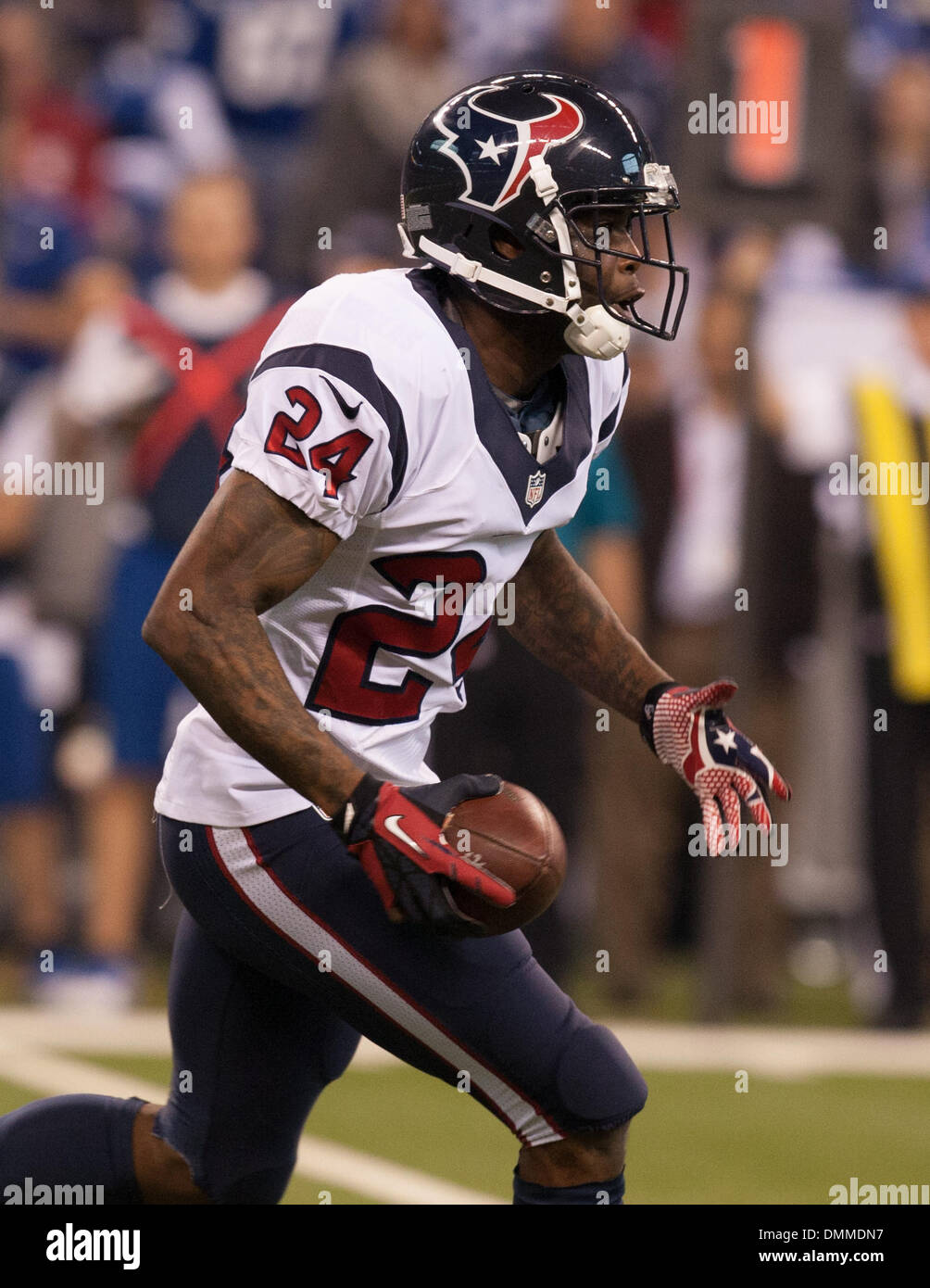 Indianapolis, IN, USA. 15. Dezember 2013. Houston Texans Cornerback Johnathan Joseph (24) macht eine Interception in der NFL Spiel zwischen Houston Texans und die Indianapolis Colts im Lucas Oil Stadium in Indianapolis, IN. Die Indianapolis Colts besiegte die Houston Texans 25-3. Bildnachweis: Csm/Alamy Live-Nachrichten Stockfoto