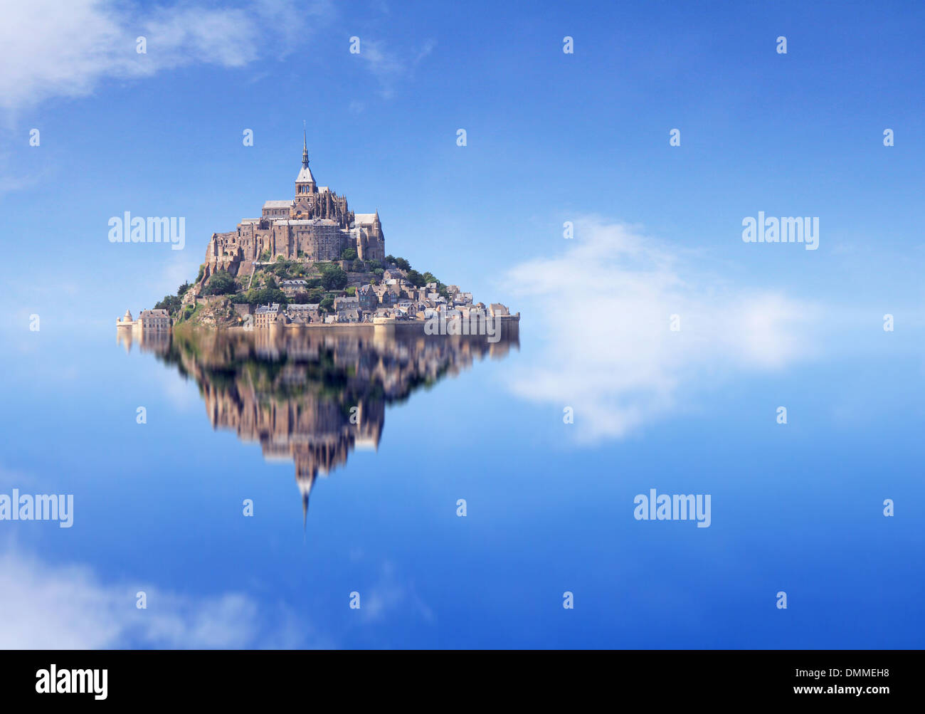 Le Mont Saint Michel, ein UNESCO-Weltkulturerbe in Frankreich, mit Reflexion Stockfoto