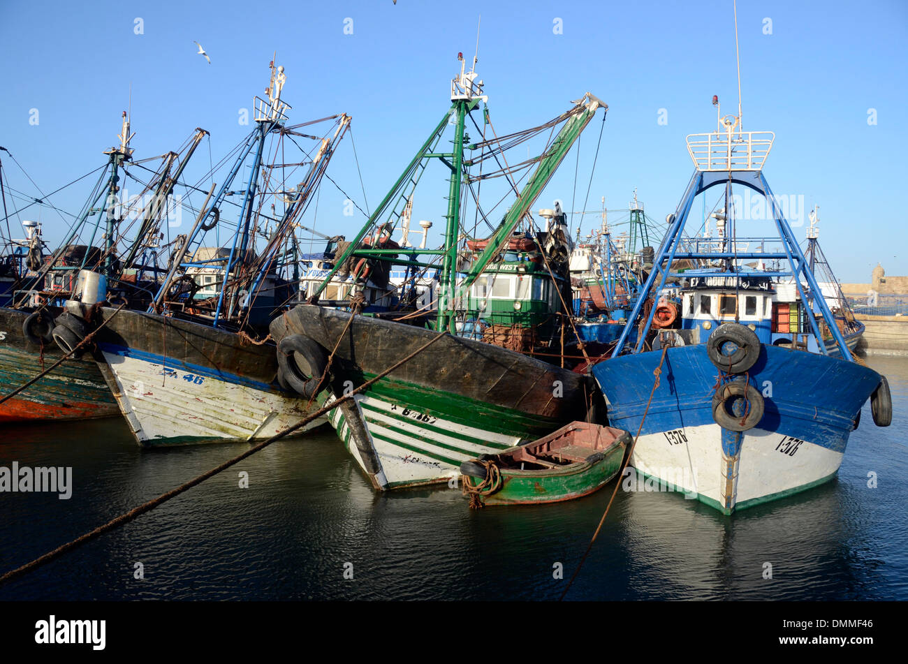Boote der Fischer vertäut im Hafen von Essaouira, Marokko Stockfoto