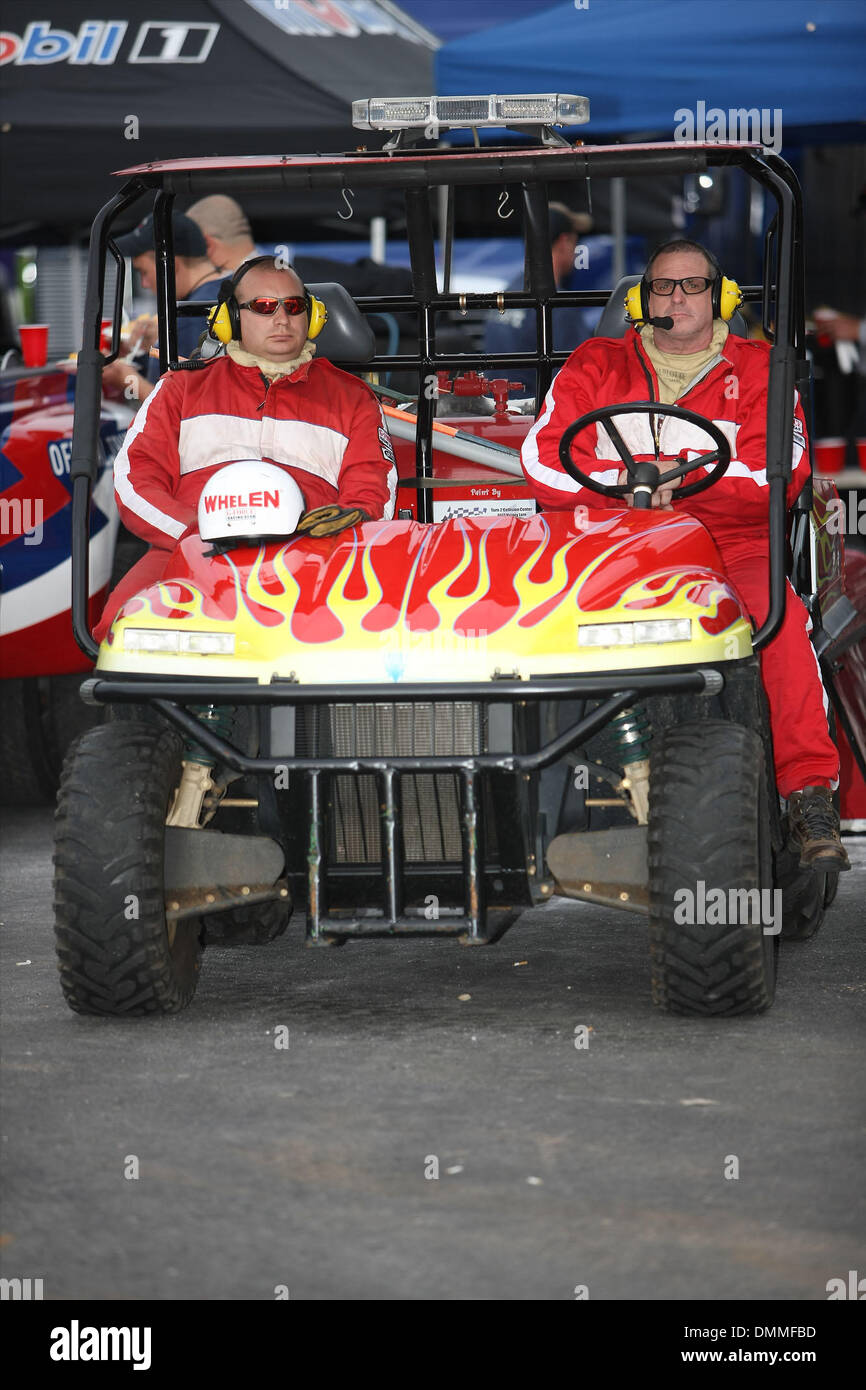 16. Oktober 2009 laufen - Charlotte, North Carolina, USA - Arbeiter bei der Betankung Depot auf dem Dollar General 300 Nationwide Series-Event mit Charlotte Motor Speedway. (Kredit-Bild: © Jim Dedmon/ZUMA Press) Stockfoto