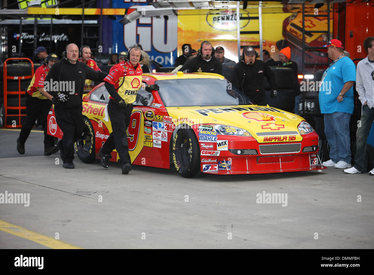 16. Oktober 2009 - Charlotte, North Carolina, USA - KEVIN HARVICK und seine Crew bereiten auf dem Dollar General 300 Nationwide Series-Event laufen auf dem Motor Speedway Lowes (Credit-Bild: © Jim Dedmon/ZUMA drücken) Stockfoto