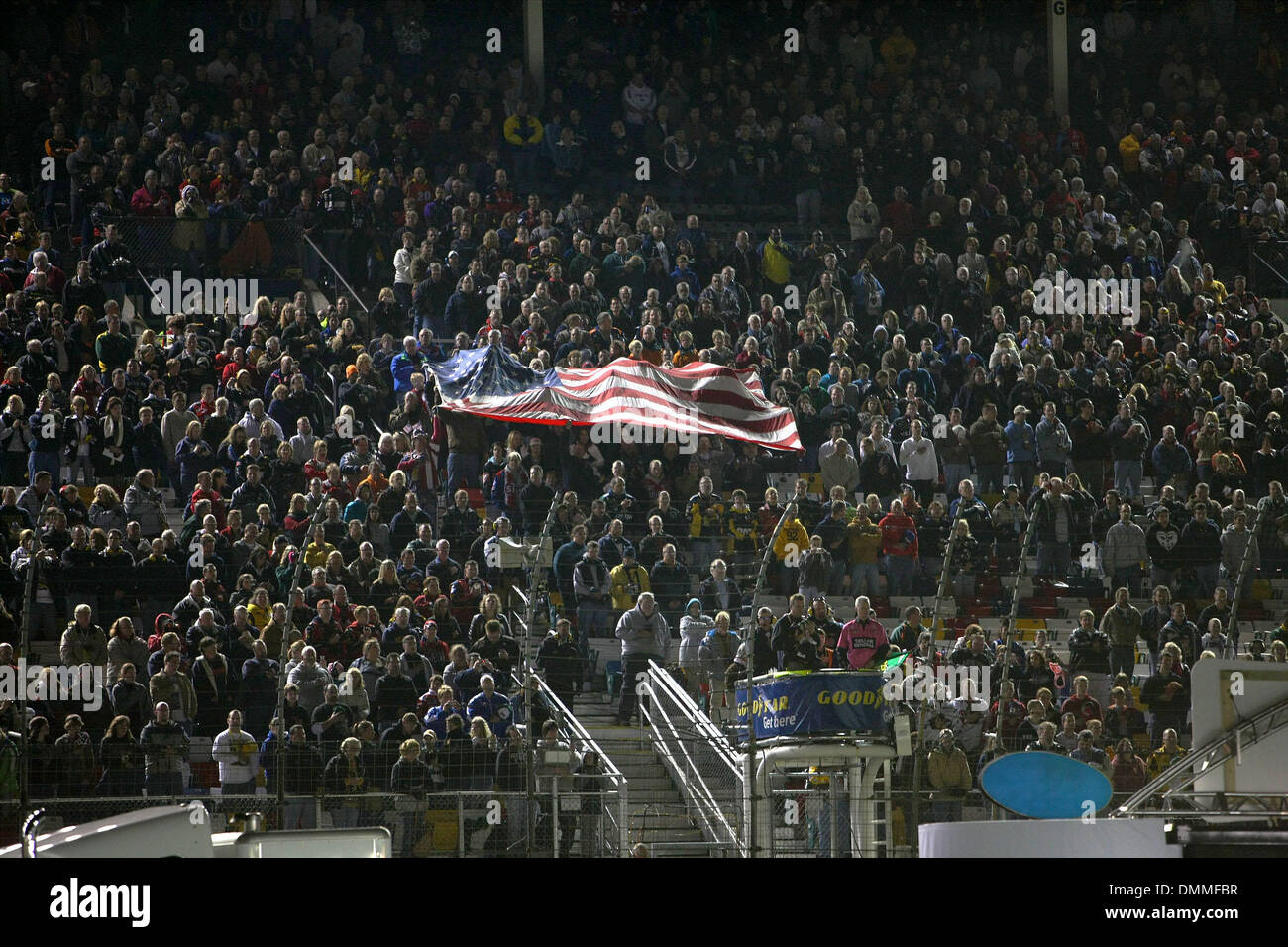 16. Oktober 2009 - Charlotte, North Carolina, USA - einige der Farbe auf dem Dollar General 300 Nationwide Series-Event laufen auf dem Motor Speedway Lowes (Credit-Bild: © Jim Dedmon/ZUMA drücken) Stockfoto