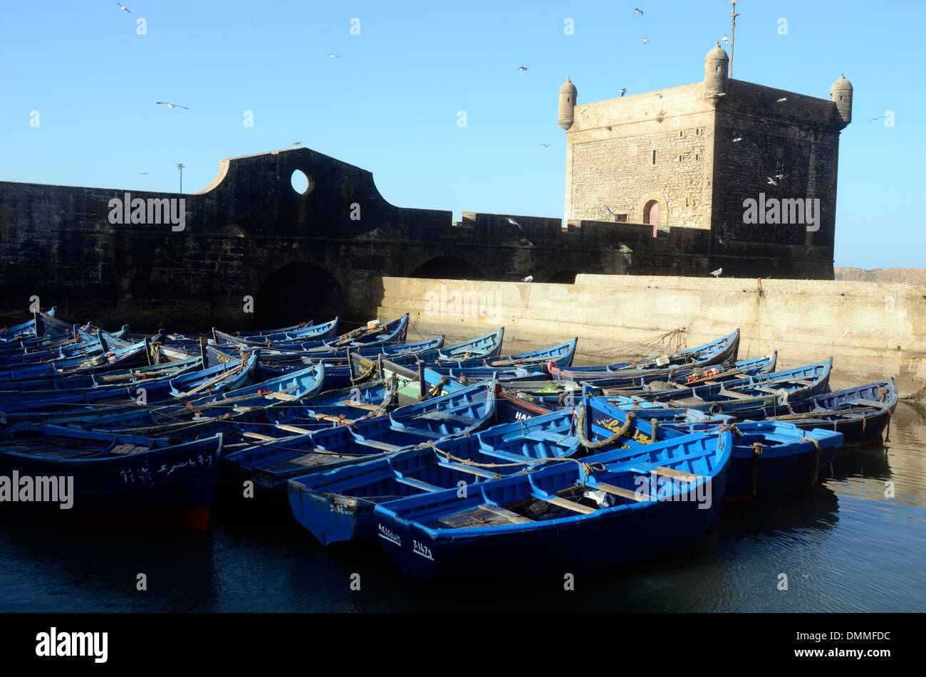 Boote der Fischer vertäut im Hafen von Essaouira, Marokko Stockfoto