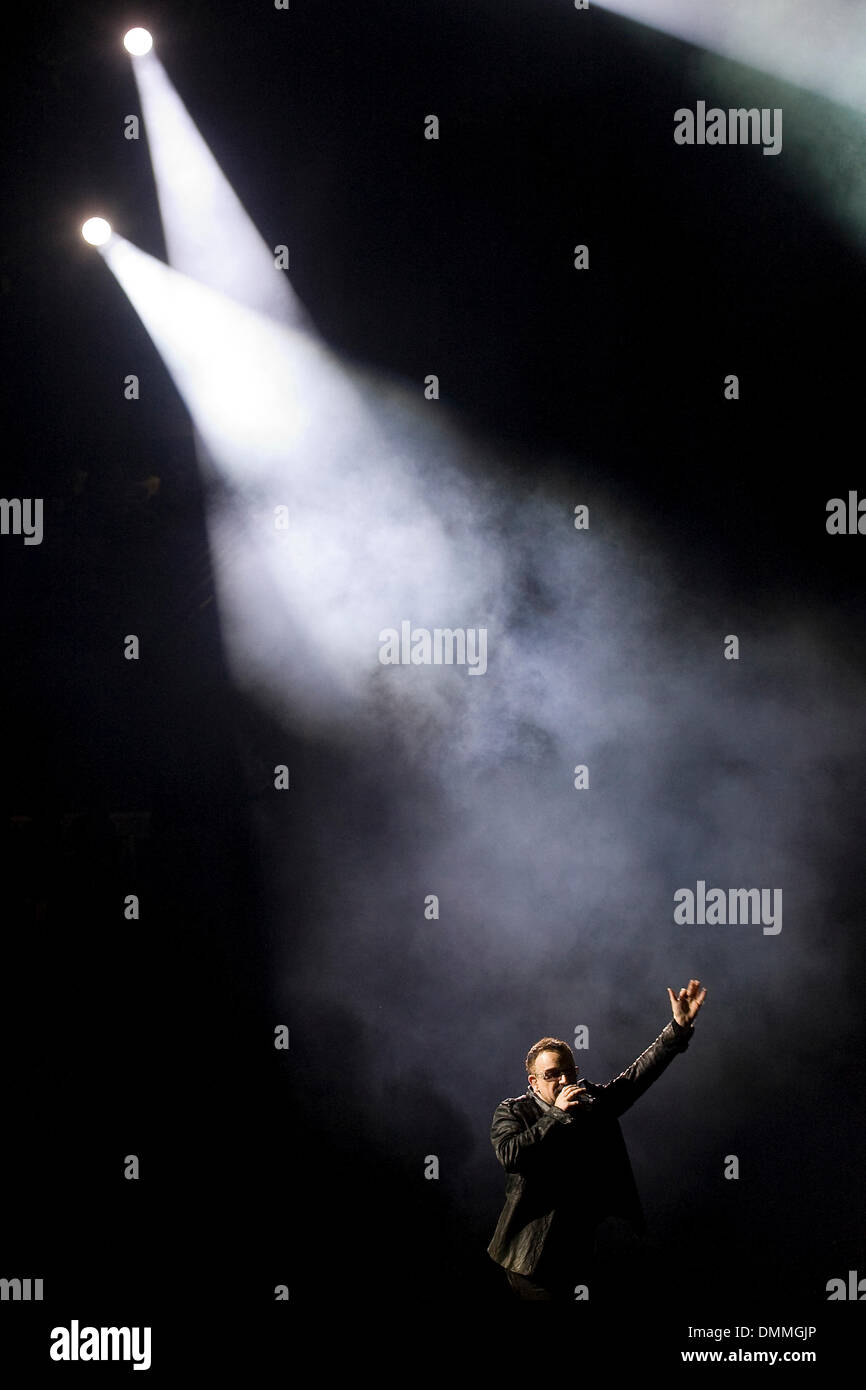 20. Oktober 2009 durchführen - Phoenix, Arizona, Vereinigte Staaten von Amerika - Musik-Superstars U2 live auf der Bühne, unter der Leitung von Lead-Sänger Bono an der University of Phoenix Stadium in Phoenix, Arizona während ihrer 360-Grad-Nordamerika-Tournee 2009. (Kredit-Bild: © gen Lower/Southcreek Global/ZUMApress.com) Stockfoto