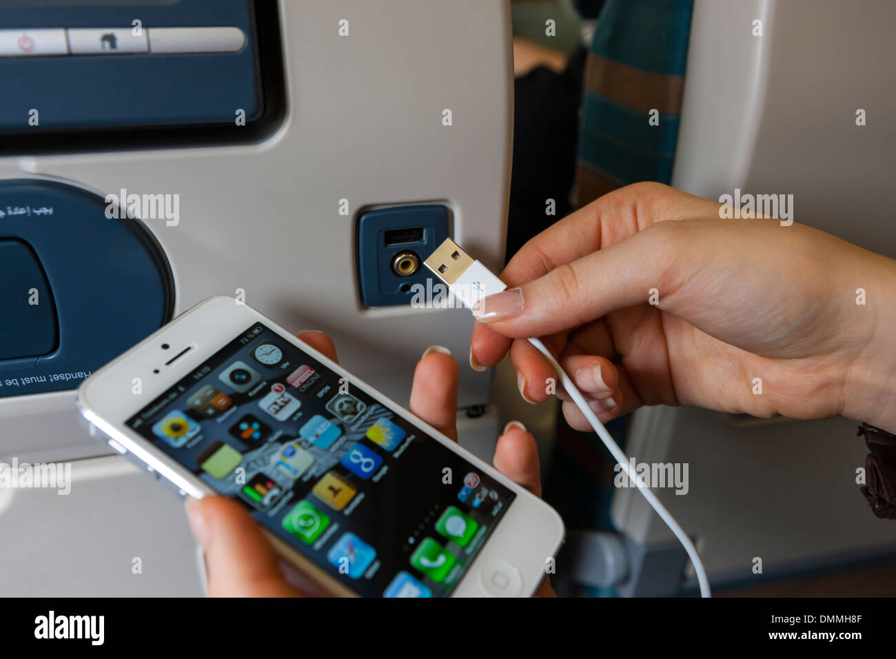 Smartphone- und USB-Buchse im Flugzeugsitz Stockfoto