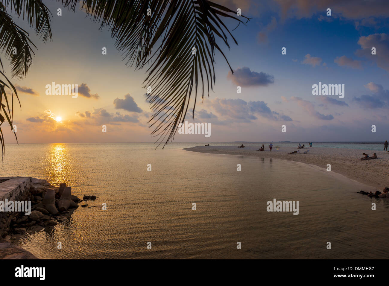Malediven, Menschen am Strand Sonnenuntergang Stockfoto