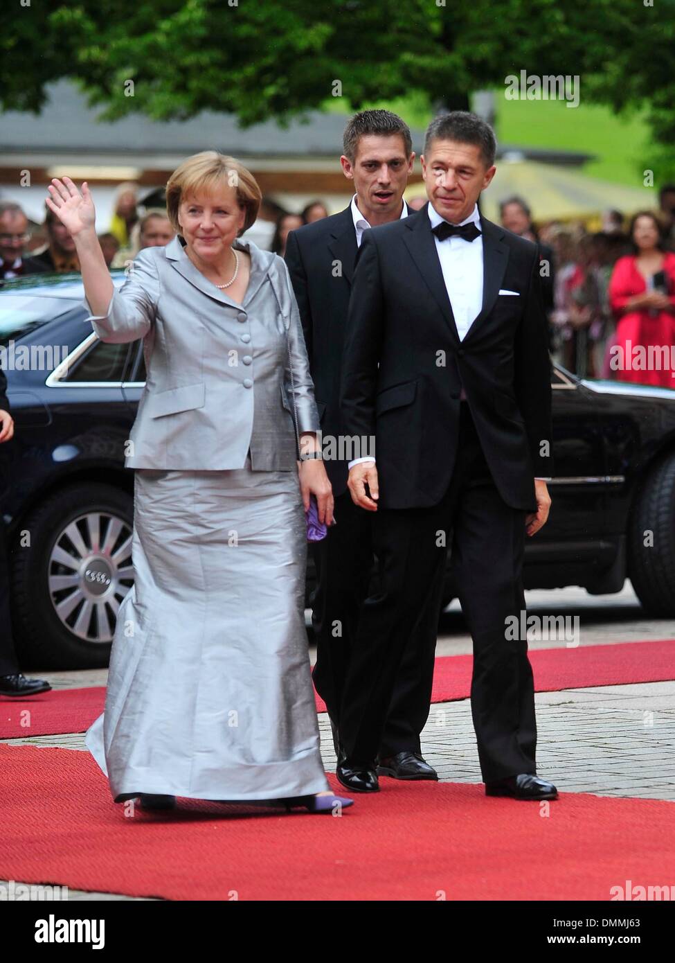 Angela Merkel und ihr Ehemann Joachim Sauer ankommen bei der Eröffnungsveranstaltung des Wagner-Festival 2009 in Bayreuth am 25. Juli 2009. Stockfoto