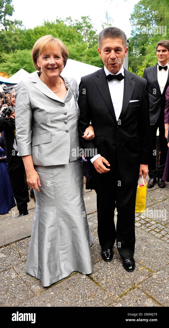 Angela Merkel und ihr Ehemann Joachim Sauer ankommen bei der Eröffnungsveranstaltung des Wagner-Festival 2009 in Bayreuth am 25. Juli 2009. Stockfoto
