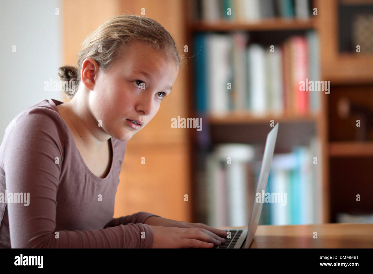 Mädchen mit einem Laptop für die Schule arbeiten Stockfoto