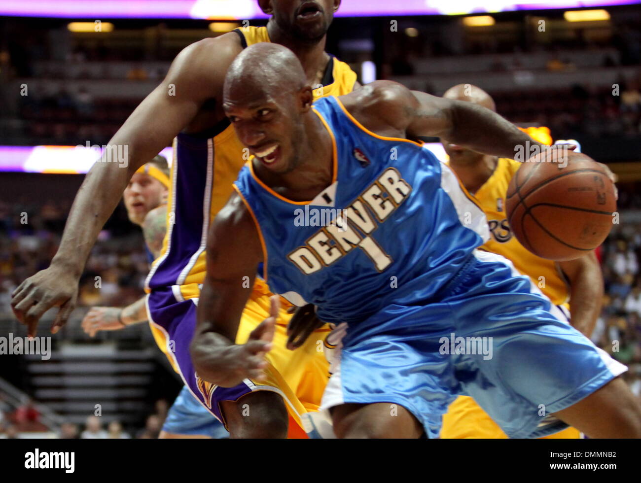 22. Oktober 2009 - Anaheim, Kalifornien, USA - Denver Nuggets CHAUNCEY BILLUPS #1 versucht eine Öffnung durch die Verteidigung der Los Angeles Lakers D.J. MBENGA #28 während eines Spiels der Vorsaison im Honda Center zu finden. Lakers besiegen die Nuggets 106 / 89.   (Kredit-Bild: © Mark Samala/ZUMA Press) Stockfoto
