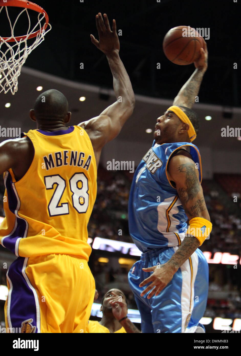 22. Oktober 2009 - Anaheim, Kalifornien, USA - Denver Nuggets KENYON MARTIN #4 versucht eine Slam Dunk über Los Angeles Lakers D.J. MBENGA #28 während eines Spiels der Vorsaison im Honda Center. Lakers besiegen die Nuggets 106 / 89.   (Kredit-Bild: © Mark Samala/ZUMA Press) Stockfoto