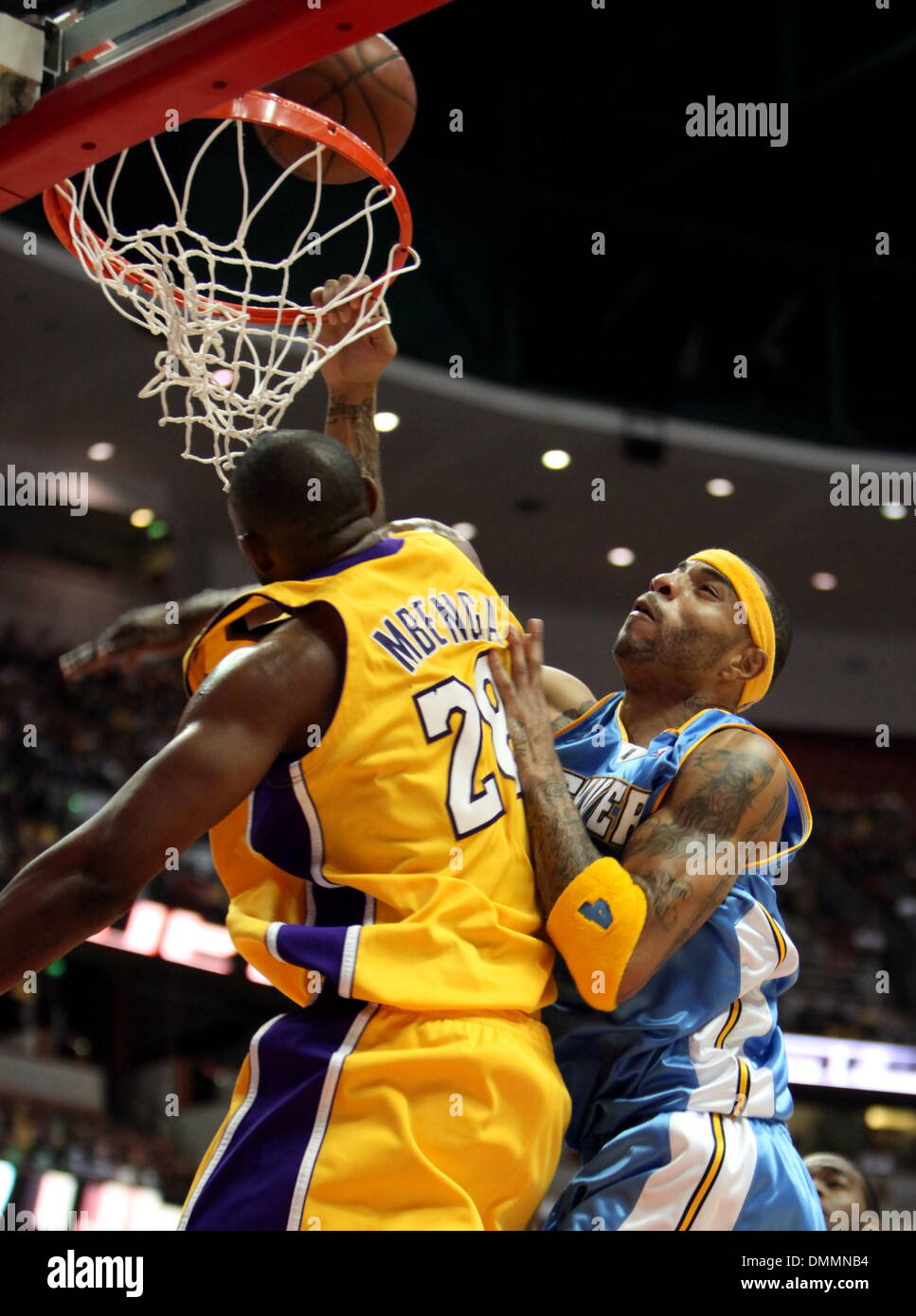 22. Oktober 2009 - Anaheim, Kalifornien, USA - Denver Nuggets KENYON MARTIN #4 versucht eine Slam Dunk über und wird während eines Spiels der Vorsaison im Honda Center von Los Angeles Lakers D.J. MBENGA #28 blockiert. Lakers besiegen die Nuggets 106 / 89.   (Kredit-Bild: © Mark Samala/ZUMA Press) Stockfoto