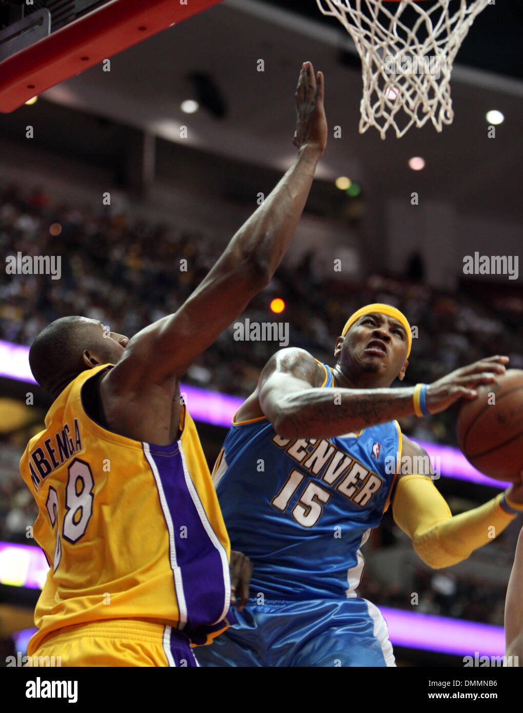 22. Oktober 2009 - Anaheim, Kalifornien, USA - Denver Nuggets CARMELO ANTHONY #15 nimmt eine Lay up Schuss durch Los Angeles Lakers D.J. MBENGA #28 während eines Spiels der Vorsaison im Honda Center. Lakers besiegen die Nuggets 106 / 89.   (Kredit-Bild: © Mark Samala/ZUMA Press) Stockfoto